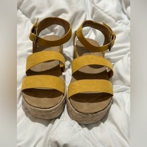 UNIVERSAL THREAD MUSTARD COLOR SUEDE WEDGE SANDALS